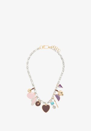 Srebrny naszyjnik łańcuszkowy z różnorodnymi kolorowymi zawieszkami, w tym sercami i geometrycznymi kształtami, z akcentami w kolorze złotym.