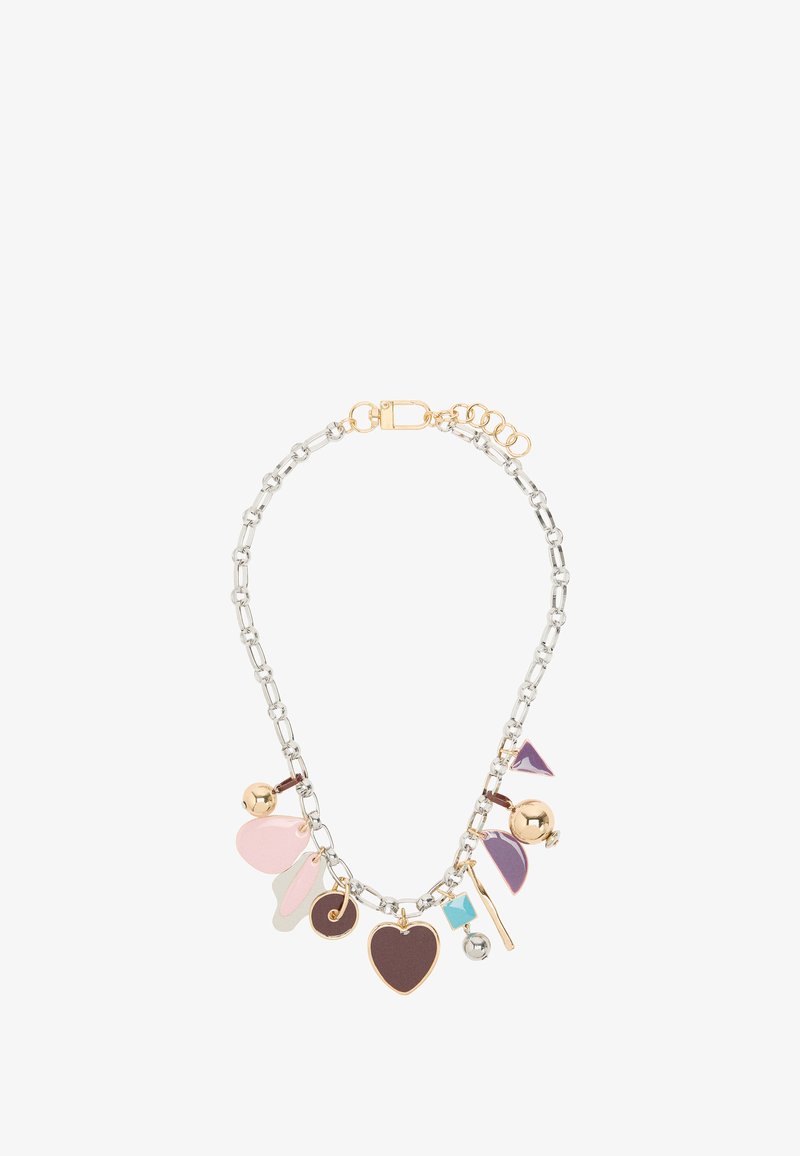 Srebrny naszyjnik łańcuszkowy z różnorodnymi kolorowymi zawieszkami, w tym sercami i geometrycznymi kształtami, z akcentami w kolorze złotym.