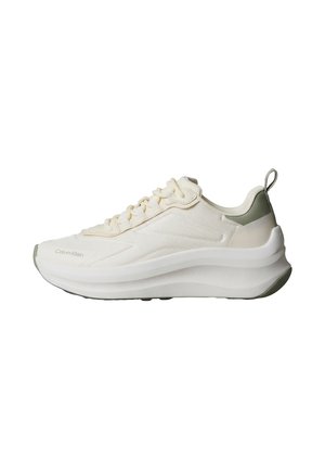 Baskets blanches Calvin Klein avec semelle épaisse, dessus en mesh, fermeture à lacets et languette de talon grise, montrées de côté sur fond blanc.