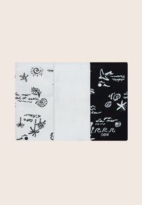 Trzy kawałki materiału: biały z czarnymi rysunkami w morskim stylu, jednolity biały z subtelnymi żebrowaniami oraz czarny z białymi motywami morskim.