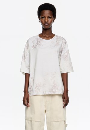 - T-shirt z nadrukiem