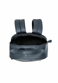 Skórzany plecak w ciemnoniebieskim kolorze z zamkiem błyskawicznym, dwoma wyściełanymi paskami oraz przestronnym, niepodszewkowanym wnętrzem. Ma cienką, płaską rączkę.