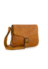 Sac messager en cuir marron avec rabat pliable, détail de boucle en métal rond et une longue sangle réglable. Texture lisse, design simple.
