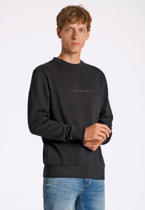 Zwarte sweatshirt met lange mouwen, ronde hals en een geribde onderrand. Voorzien van een subtiel reliëflogo in het midden en een gladde textuur.