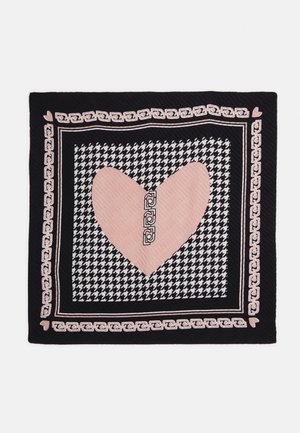 Foulard carré avec un grand cœur rose sur un fond pied-de-poule noir et blanc, encadré d'une bordure géométrique rose sur fond noir.