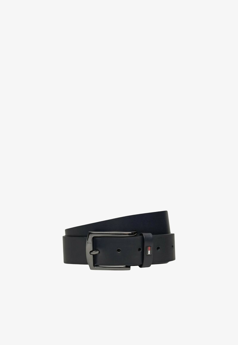 Cintura in pelle blu navy con finitura liscia, caratterizzata da una fibbia metallica e un piccolo logo. Design classico con numerosi fori di regolazione.
