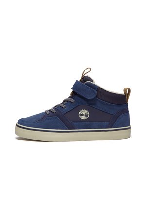 Niebieski sneaker za kostkę z paskiem na rzep, sznurówkami, beżową podeszwą i logo drzewa po boku, z pętlami do ściągania na języku i pięcie.