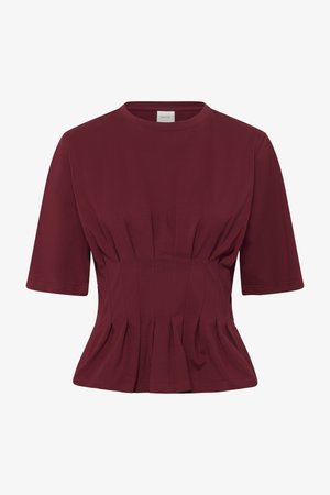 Korte mouwen, bordeauxroze nauwsluitend topje met ronde hals en geplooide plooien bij de taille, die een licht uitlopende zoom creëren.