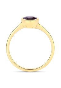Bague en or avec une pierre précieuse ronde et facettée de couleur violet profond, au design de bande épurée et à la surface lisse avec une finition polie.