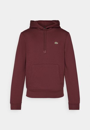 Sudadera de algodón burdeos con un bolsillo canguro, capucha ajustable con cordón y un pequeño logotipo verde en el pecho. Mangas largas con puños de canalé.