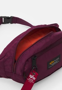 Alpha Industries CREW WAIST BAG UNISEX - Borsetă - burgundy