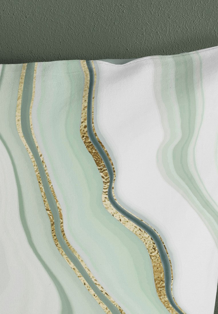 Stoff mit einem Wellenmuster in sanften Grüntönen und Weiß, akzentuiert von auffälligen goldenen Linien. Hergestellt aus strukturiertem Material, das dem Design Tiefe verleiht.