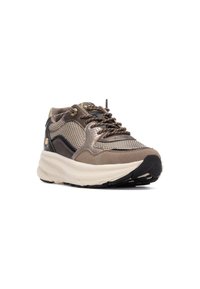 Le sneakers presentano un mix di rete marrone e materiali sintetici, dettagli testurizzati, lacci rotondi e una suola spessa di colore crema.
