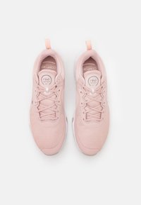 Pari kenkää vaaleanpunaisia Nike-juoksukenkiä, joissa on verkkomateriaali, valkoiset pohjat ja vetonauhat, nähtynä ylhäältä valkoisella taustalla.