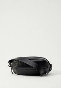 Czarna skórzana torba na ramię z regulowanym paskiem, o zaokrąglonym kształcie i zamkiem błyskawicznym, na jasnym, jednolitym tle.