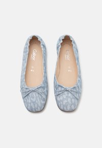 Ballet flats azzurri chiari con un motivo testurizzato, punta arrotondata e dettaglio a fiocco. Fodera in tessuto morbido e suola piatta per il massimo comfort.