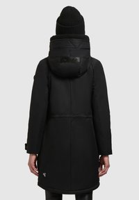 Geacă neagră căptușită cu glugă matlasată. Prezintă un patch cu logo și este concepută cu o textură netedă și o siluetă dreaptă.
