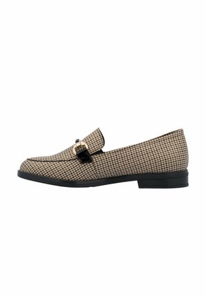 Mocassins à pied plat en vichy marron et noir, présentant une boucle noire brillante à l'avant, une tige en textile et des détails cousus.