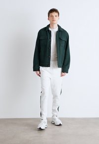 Lacoste Treniņtērpa apakšdaļas - flour/green