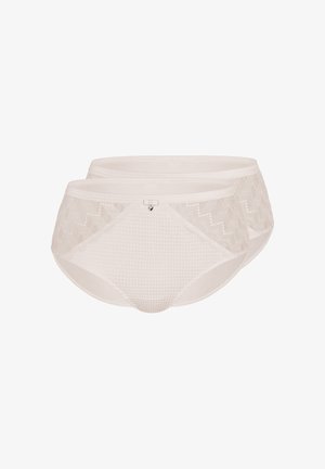 Zwei weiße Damen-Slips mit Spitzenbesatz, jeweils mit kleinem Schleifchen und Herzanhänger vorne, übereinanderliegend auf weißem Hintergrund.