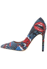 Escarpin à bout pointu avec un imprimé de bande dessinée bleu et blanc, mettant en avant des lèvres rouges et des graphismes audacieux, reposant sur un talon aiguille fin.