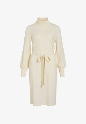 Sukienka dzianinowa w kolorze kremowym z golfem, długimi rękawami typu balon i wiązaniem w talii, charakteryzująca się gładką teksturą i długością do kolan.