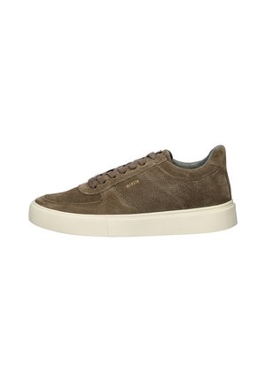 Bruine suede sneakers met een platte witte rubberen zool, ronde neus en vetersluiting. Heeft een subtiele logo aan de zijkant en een gewatteerde kraag.