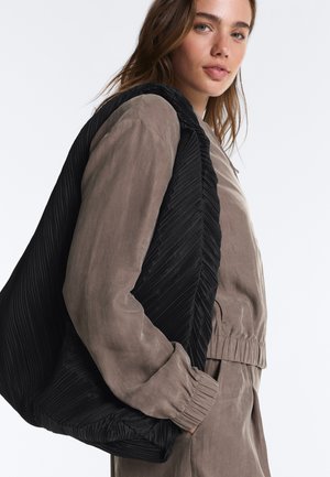 OYSHO, PLEATED BAG - Borsa a mano - black
