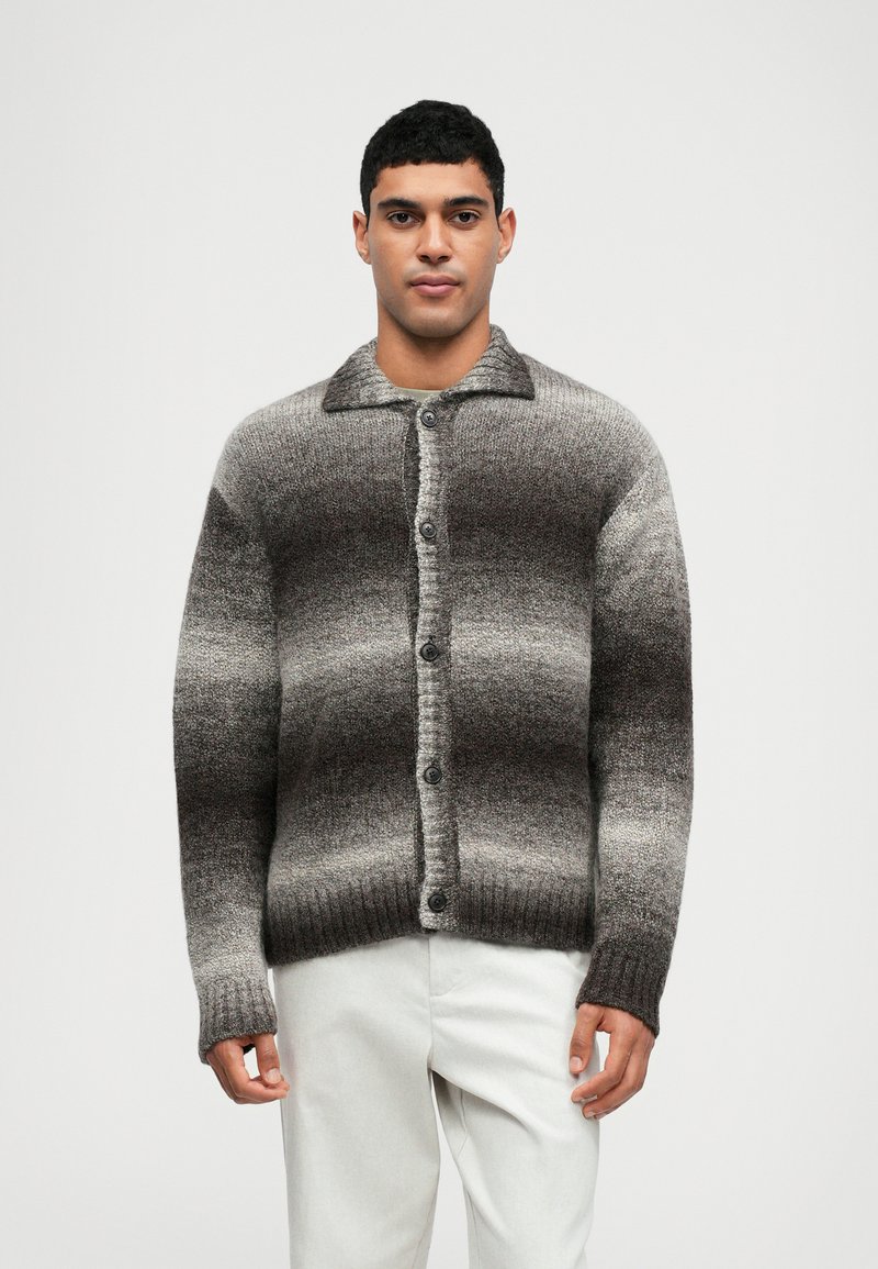 Sweter z dzianiny w odcieniach szarości w gradiencie. Posiada kołnierz, pełne zapięcie na guziki z przodu oraz prążkowane mankiety. Miękka tekstura i luźny krój.