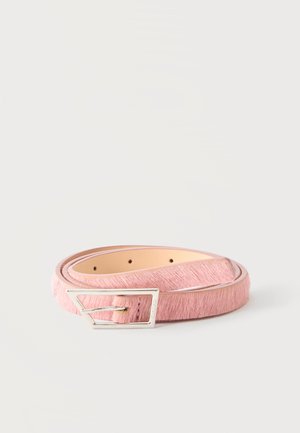 Cinturón de piel rosa claro con una hebilla rectangular plateada, enrollado sobre un fondo blanco.