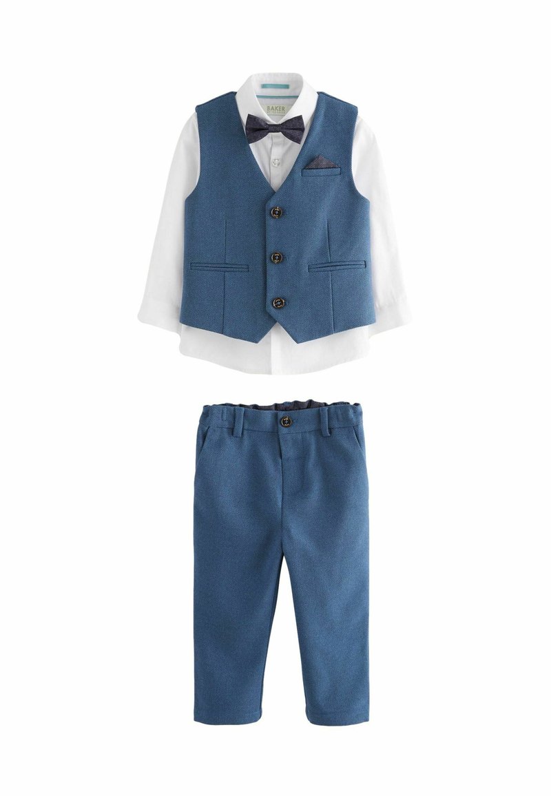 Gilet bleu avec trois boutons, chemise blanche et pantalon bleu assorti. Le gilet présente deux poches avant et un nœud papillon. Texture lisse dans l'ensemble.