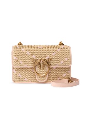 Sac bandoulière en paille tressée avec garniture en cuir rose, fermoir en forme d’oiseau doré et sangle détachable en cuir rose.