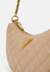 Guess GIULLY TOP ZIP SHOULDER - Rankinė - beige