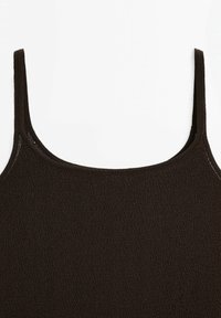 Detailní záběr na černý pletený top na ramínka s tenkými popruhy a čtvercovým výstřihem na bílém pozadí.