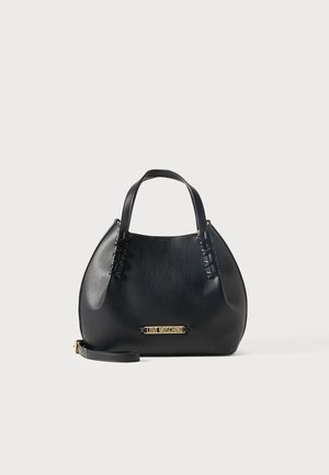 Μαύρη δερμάτινη τσάντα με στρογγυλεμένο σχήμα, διπλές λαβές, διακοσμητική δαντέλα και χρυσή πλακέτα με το λογότυπο "Love Moschino" μπροστά.