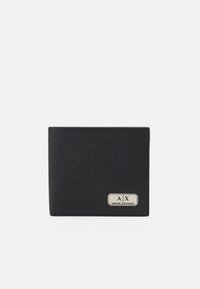 Crni novčanik na preklop napravljen od teksturirane sintetičke tkanine. Ima srebrnu oznaku s logotipom "A|X ARMANI EXCHANGE" na prednjoj strani.