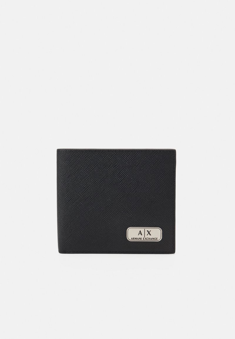Crni novčanik na preklop napravljen od teksturirane sintetičke tkanine. Ima srebrnu oznaku s logotipom "A|X ARMANI EXCHANGE" na prednjoj strani.