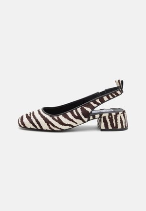 Slingback kingad, millel on must-valge zebra muster, valmistatud pehmest materjalist, ruudukujuline nina ja paks konts stabiilsuse tagamiseks.
