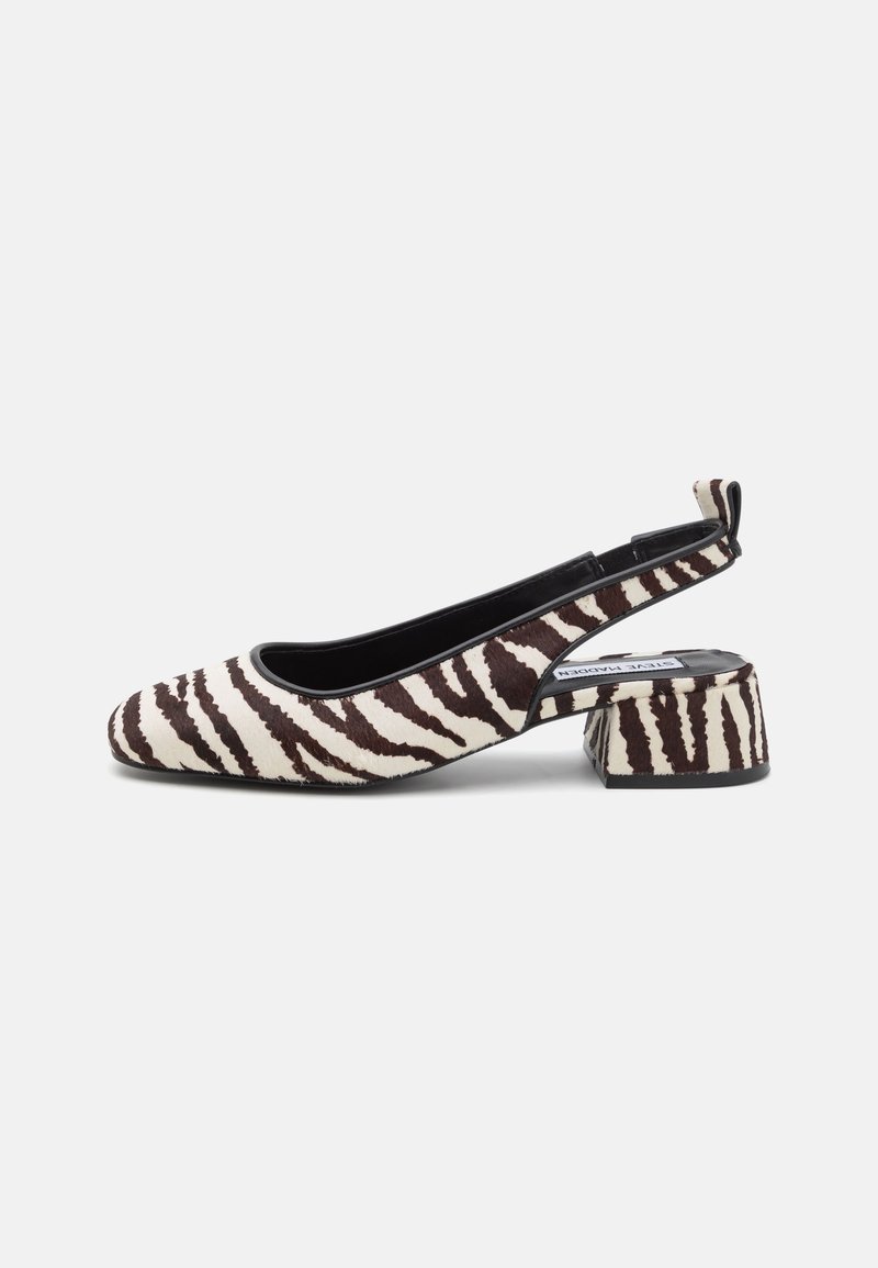 Slingback lodičky s potlačou zebra v čiernej a krémovej farbe, vyrobené z mäkkého materiálu, štvorcová špička a robustný podpätok pre stabilitu.