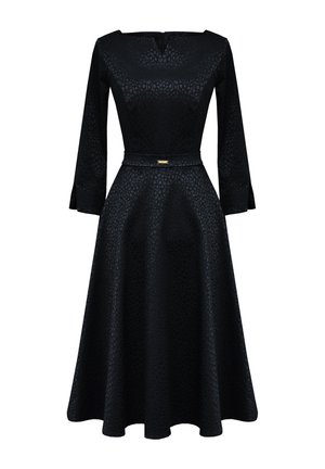 Czarna sukienka do kolan z delikatnym nadrukiem w panterkę, z rękawami o długości trzy czwarte, dopasowaną talią z cienkim paskiem i rozkloszowanym dołem w kształcie litery A.