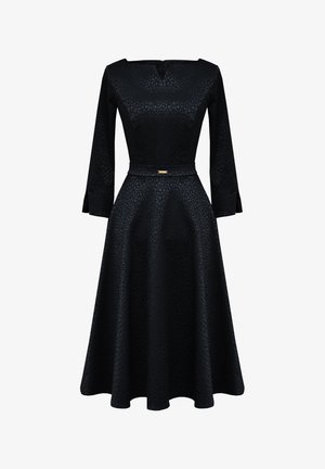 Czarna sukienka do kolan z delikatnym nadrukiem w panterkę, z rękawami o długości trzy czwarte, dopasowaną talią z cienkim paskiem i rozkloszowanym dołem w kształcie litery A.