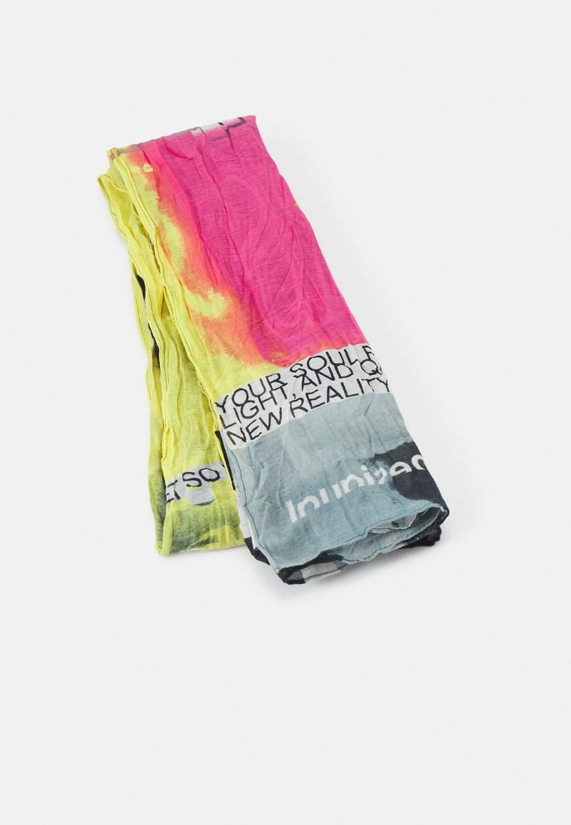 Écharpe légère pliée avec des blocs de couleur rose, jaune et gris et un texte noir partiel sur des sections blanches.
