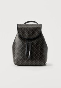 Μαύρο σακίδιο Calvin Klein με μπεζ γεωμετρικό σχέδιο, κλείσιμο με κορδόνι, πάνω καπάκι και μονή λαβή σε απλό λευκό φόντο.