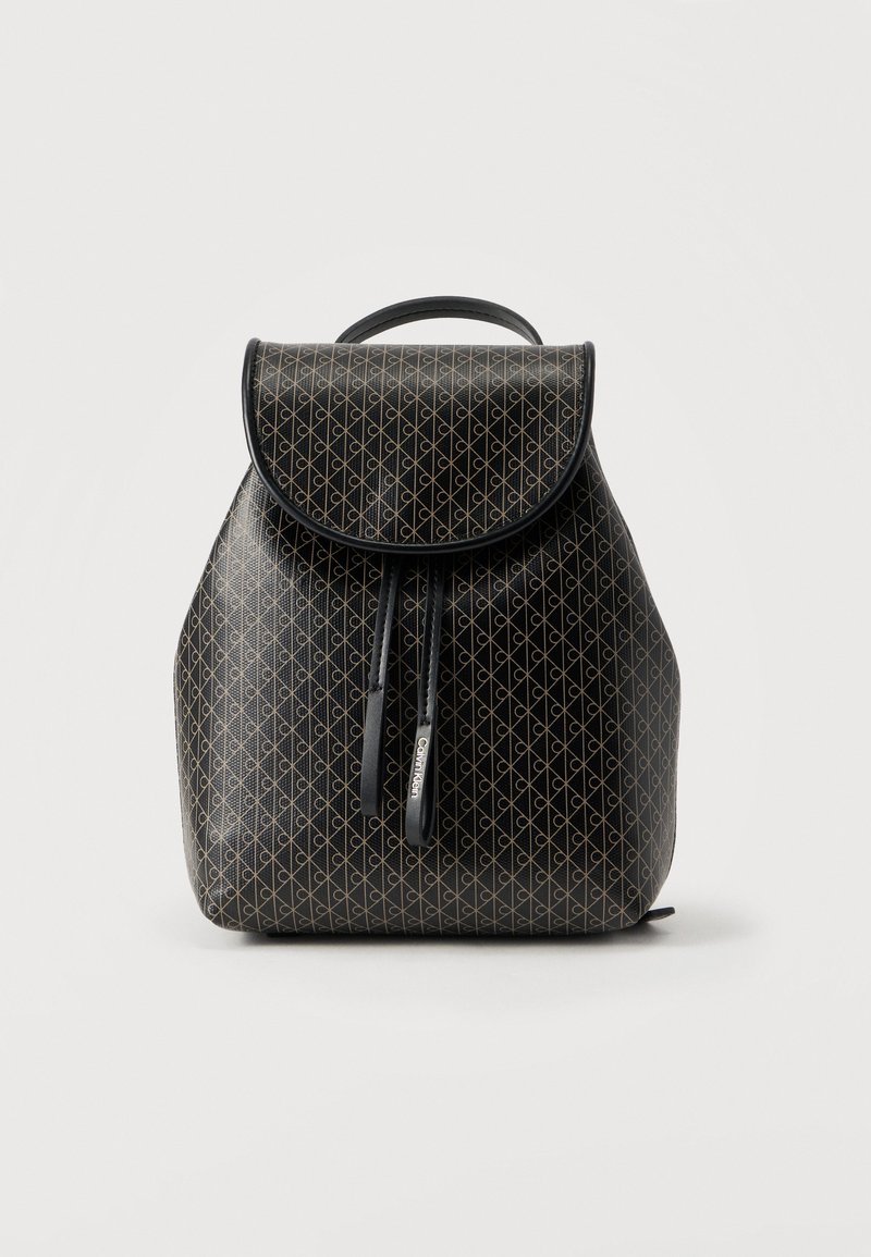 Μαύρο σακίδιο Calvin Klein με μπεζ γεωμετρικό σχέδιο, κλείσιμο με κορδόνι, πάνω καπάκι και μονή λαβή σε απλό λευκό φόντο.