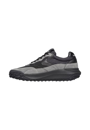 Scarpe da ginnastica grigie con tomaia in suede e mesh, dettagli neri, punta arrotondata, sola nera spessa in gomma, e motivo di battistrada testurizzato.