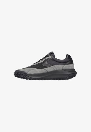 Scarpe da ginnastica grigie con tomaia in suede e mesh, dettagli neri, punta arrotondata, sola nera spessa in gomma, e motivo di battistrada testurizzato.