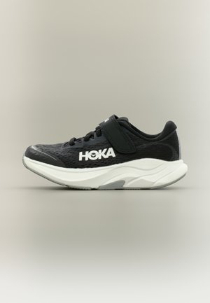 Schwarzer Hoka-Laufschuh mit weißer Sohle, atmungsaktivem Mesh-Obermaterial, Schnürsenkeln und einem Klettverschluss oben für sicheren Halt.