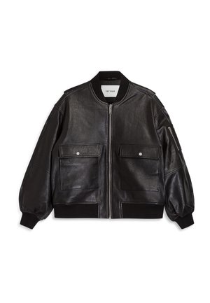 Giacca bomber in pelle nera con zip frontale, polsini a coste e due ampie tasche frontali. Presenta una superficie testurizzata e un design aderente.