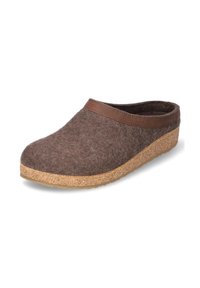 Zoccoli in feltro marrone con suola in sughero e rifiniture in pelle, progettati per il comfort indoor e l'uso casual.