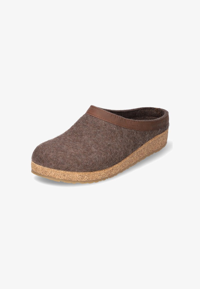 Brune fleece slip-on klip med korksål og lædertrim, designet til indendørs komfort og afslappet brug.